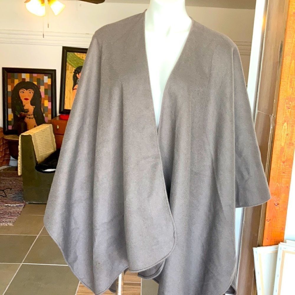 Vantana Italy wool cape 